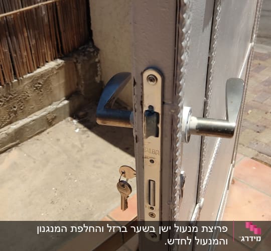 מנעול דלת עם מפתח תלוי במנעול